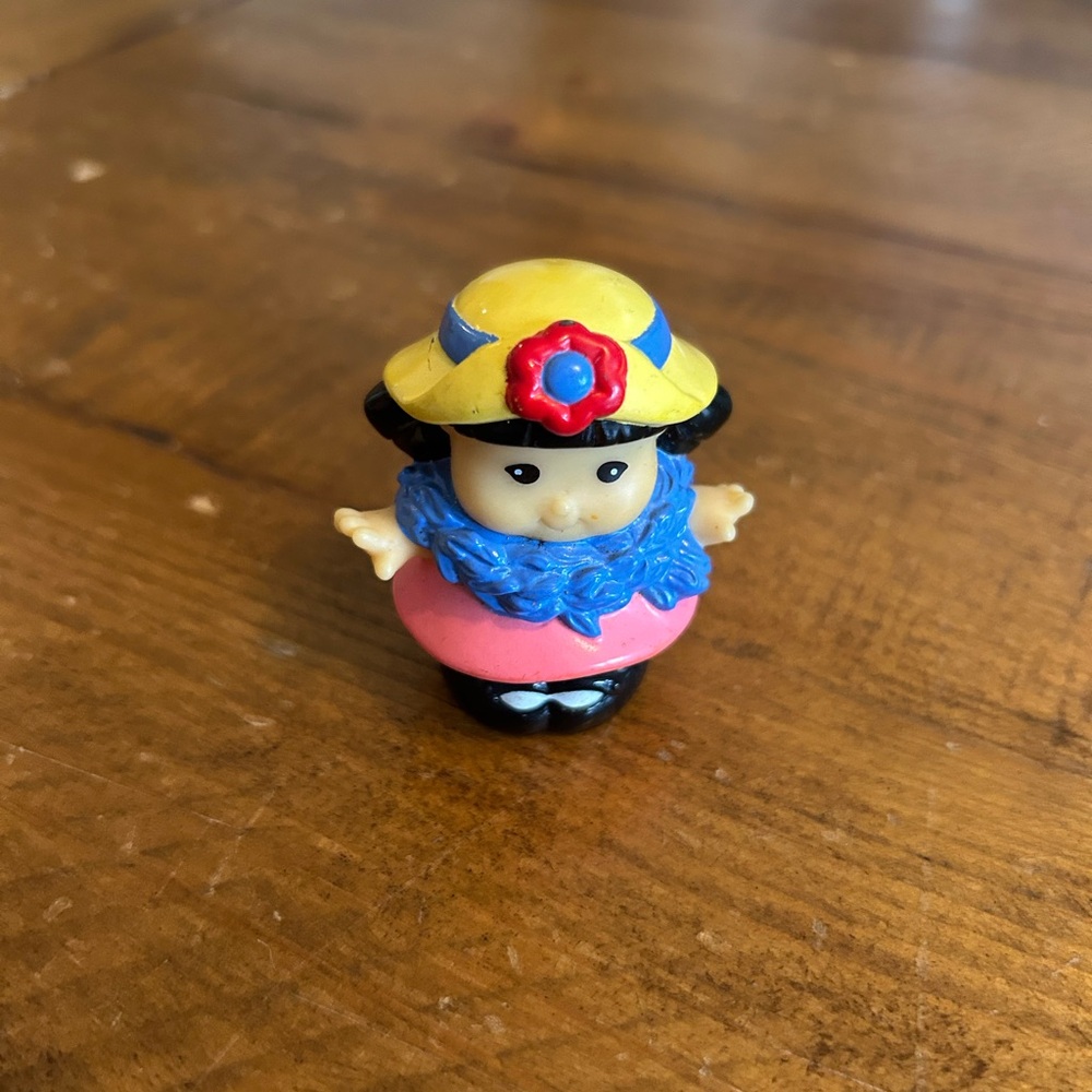 2002 Fisher Price Little People SONYA LEE TEA PARTY GIRL wearing Yellow Hat
